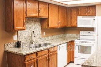 Building Photo - 2146 W Isabella Ave