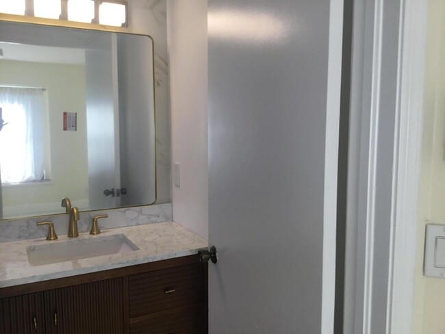 Building Photo - 1094 Raintree Ct