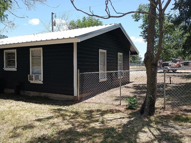 Building Photo - 1025 Valley View St