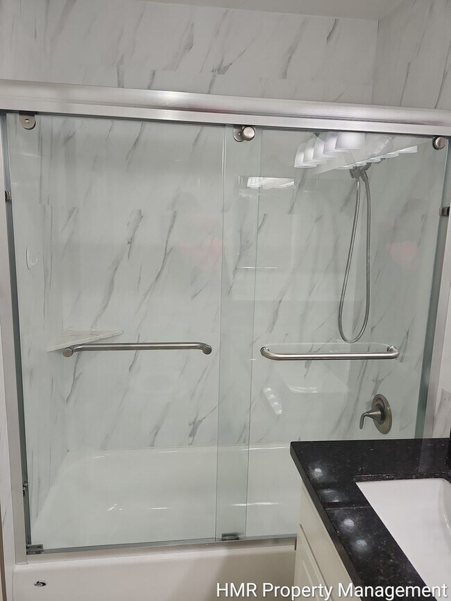 Building Photo - Large Condo in Claremont