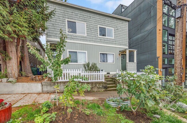 Primary Photo - 3608 Palatine Ave N