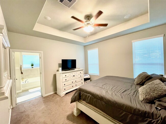 Building Photo - 8319 Divot Trce