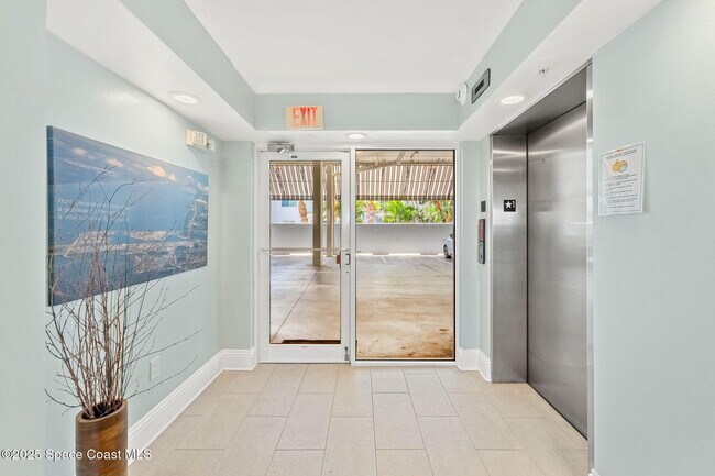 Building Photo - 410 Hayes Ave