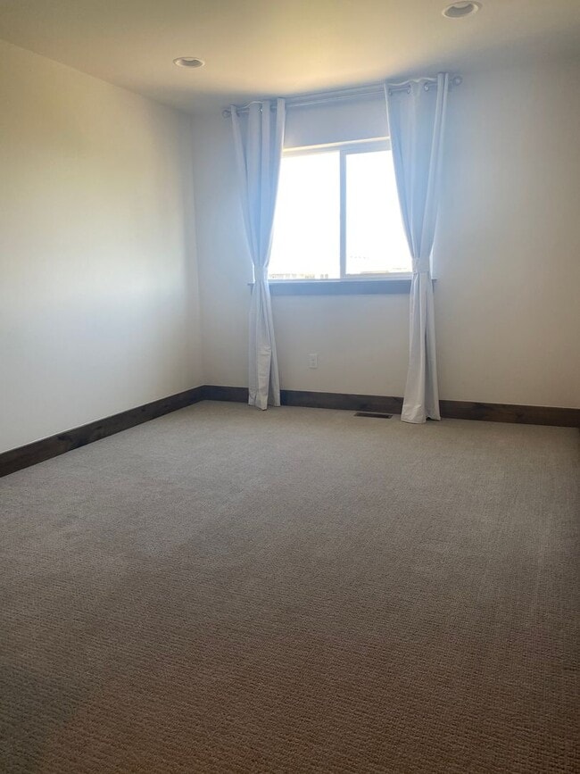 Building Photo - 3 Bed 2 1/2 Bath Condo in Bozeman