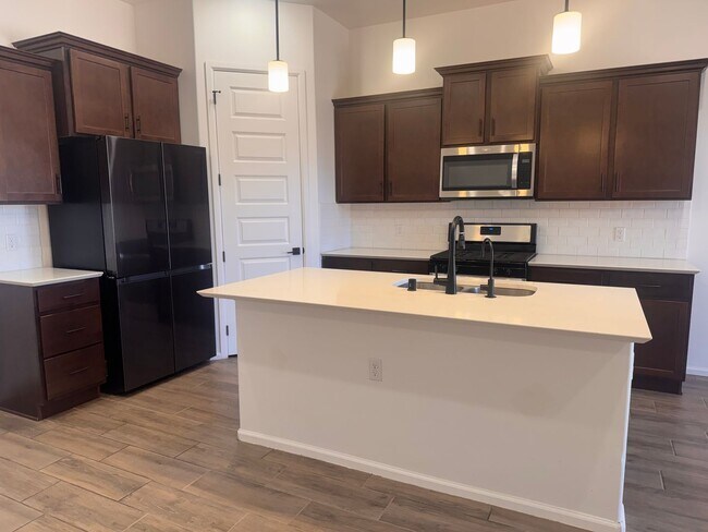 Building Photo - Beautiful newer townhome with Mountain View’s