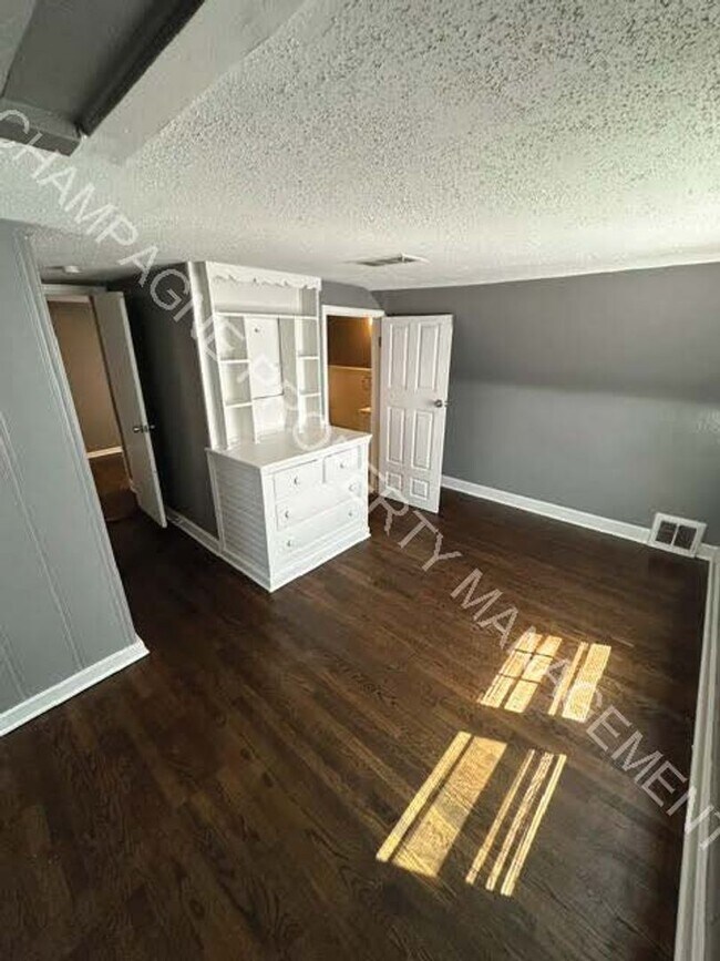 Building Photo - Fully updated home in KC