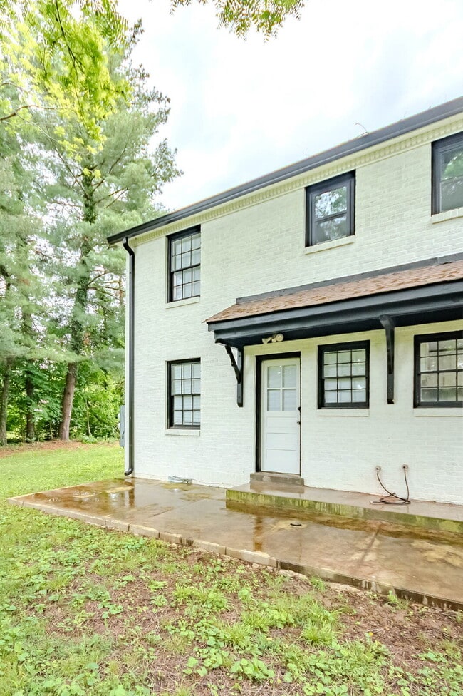 Building Photo - Fantastic 2 Bed, 1 Bath. Walk to MTSU! Uti...