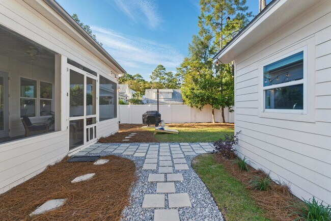 Building Photo - 70 Trae Ln