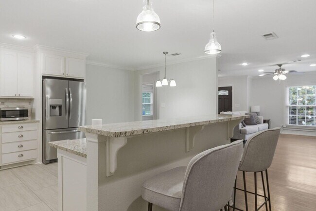 Building Photo - "Beautifully Maintained 3-Bedroom, 3-Bath Gem with Modern Updates, Spacious Living and Exceptiona...