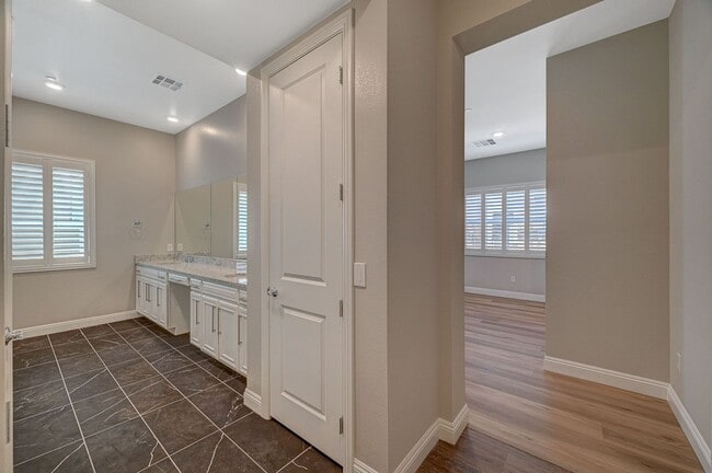 Building Photo - Mira Villa