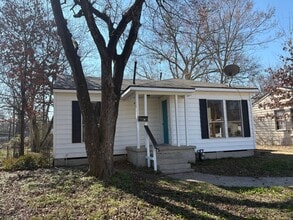 Building Photo - Amazing 2 bedroom/1 bath house with laundry room!