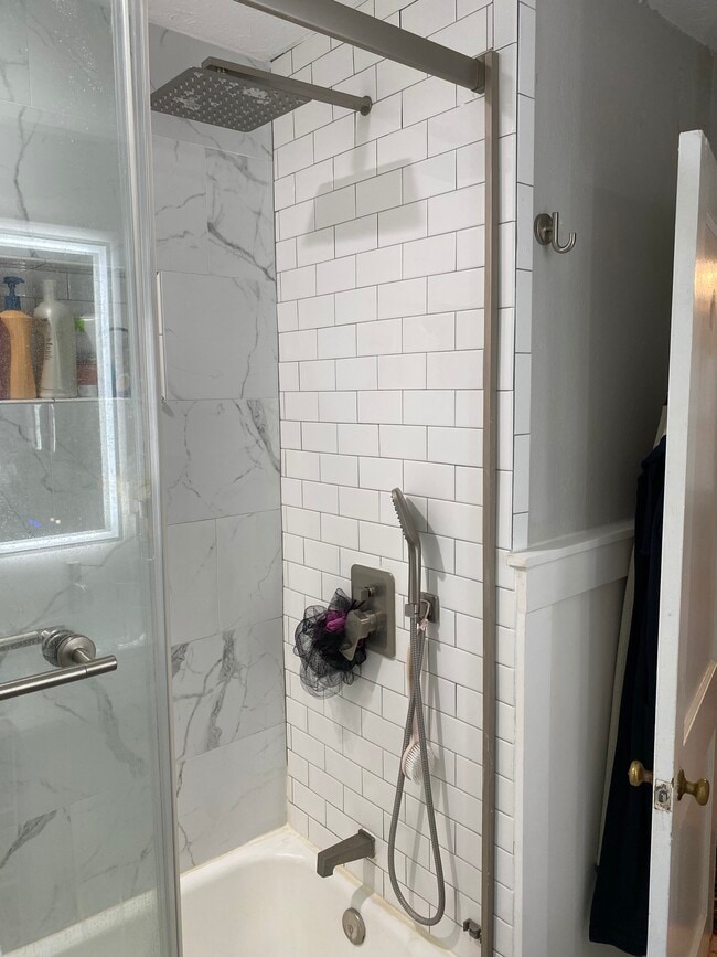 Building Photo - 1324 Central St