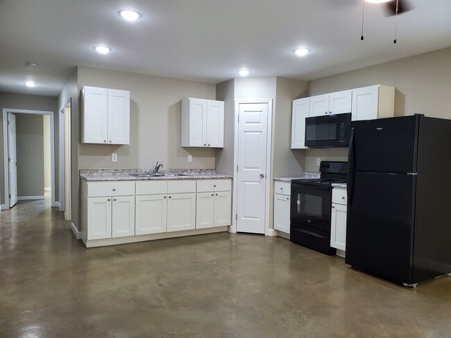 Building Photo - 3 Bedroom, 1 Bath House