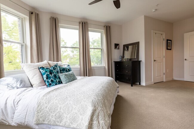 Building Photo - Beautiful 2 Bed/2 Bath Condo Rental - Conv...