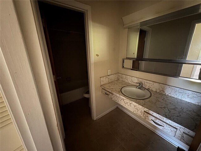 Building Photo - 245 Center Rd