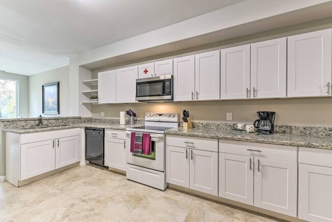 Building Photo - Lake Front Townhome with resort-like Views!