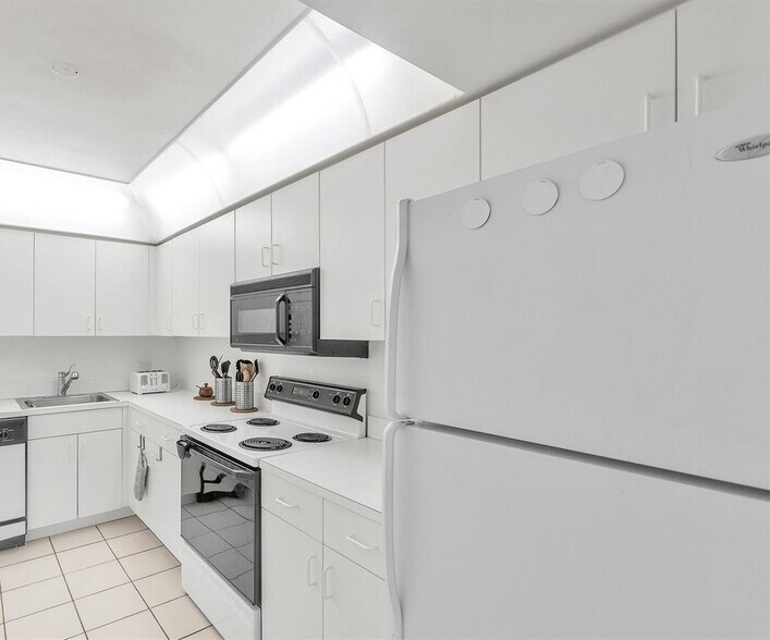 Building Photo - 800 Claughton Island Dr