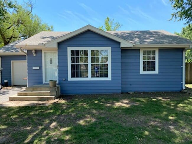 Building Photo - Charming 3 bedroom near Washburn University.