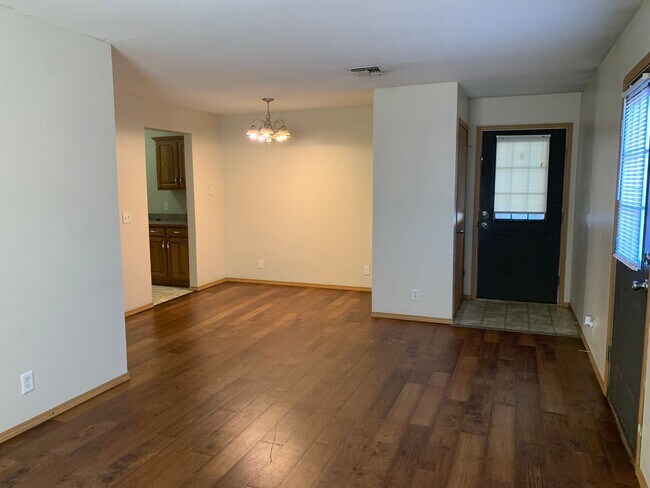 Building Photo - 2 Bedroom 1 Bathroom Apartment Near MSSU C...