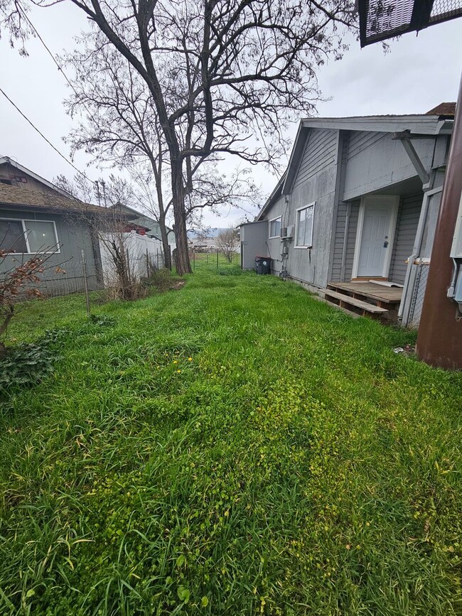 Building Photo - Almost 1300 sqft of Living Space with Plenty of Parking