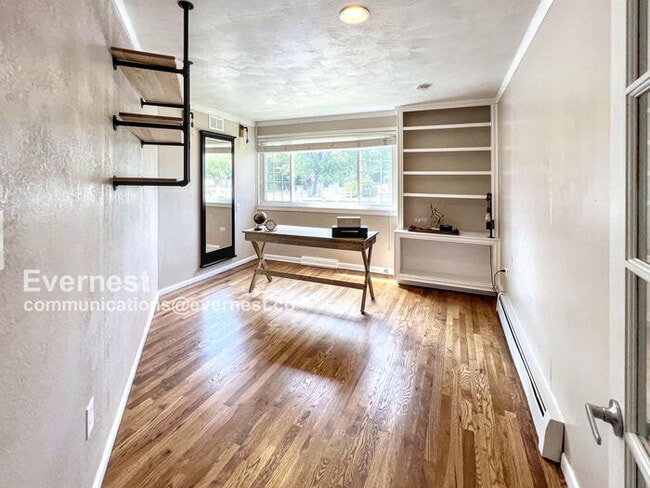 Building Photo - Gorgeous 5-Bedroom Duplex with Fenced Yard...