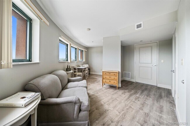 Building Photo - 5725 Sunset Dr