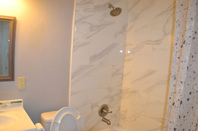 Building Photo - Half Duplex 2 Bedrooms 1 Bath For Lease in...