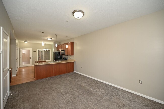 Building Photo - Stunning Condo in Excellent Salt Lake Loca...