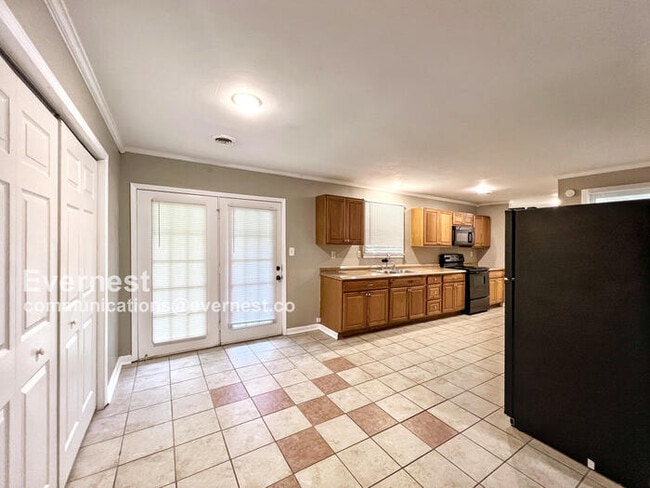 Building Photo - 3685 Woodland Dr