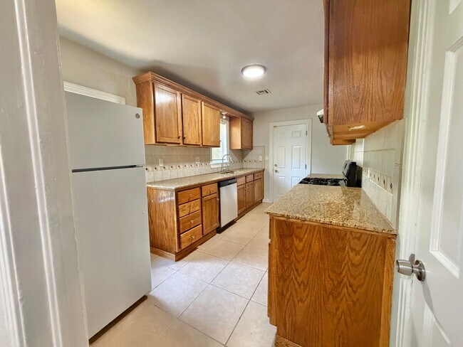 Building Photo - 4 Bedroom home!
