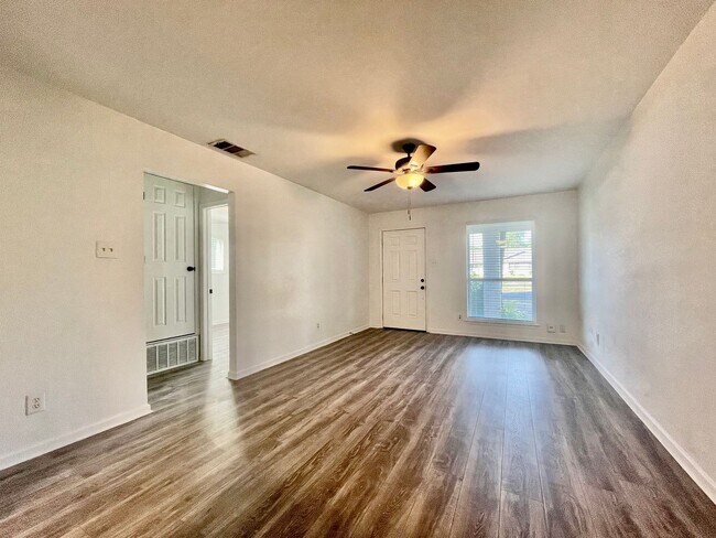 Building Photo - 312 W William Cannon Dr