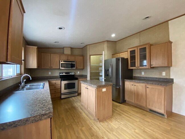 Building Photo - Great location on Monkey Island at Grand Lake!