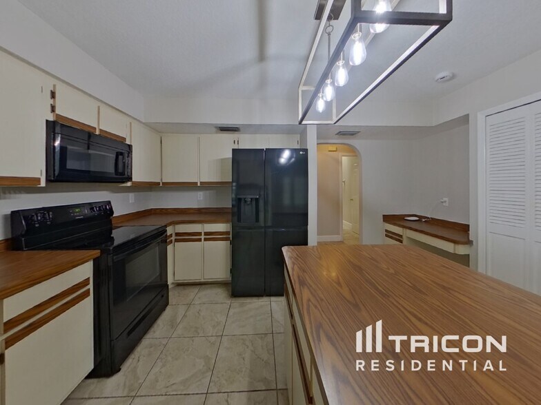 Building Photo - 2285 Rio De Janeiro Ave