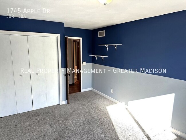 Building Photo - Beautiful split level house rental with 2 ...