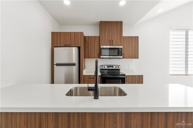 Building Photo - 16 Jessica Ln