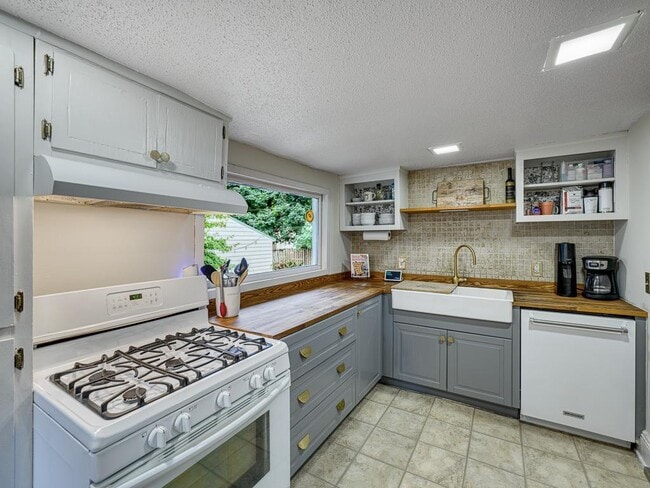 Building Photo - 43xx E Lake Harriet Blvd