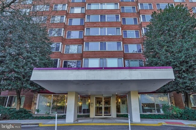 Building Photo - 4000 Tunlaw Rd NW