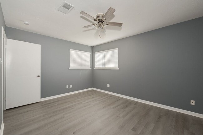 Building Photo - 3 Bed, 1.5 Bath Townhome in Bryan for August Move In!