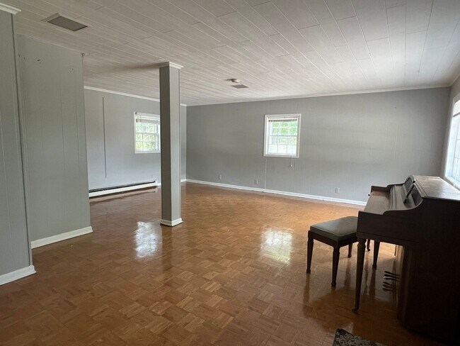 Building Photo - Spacious layout with loft style bedroom up...
