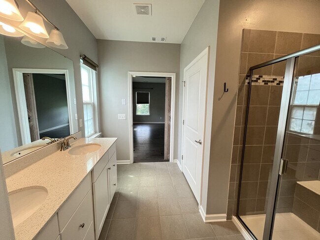 Building Photo - SPACIOUS FRANKLIN HOME WITH UPGRADES