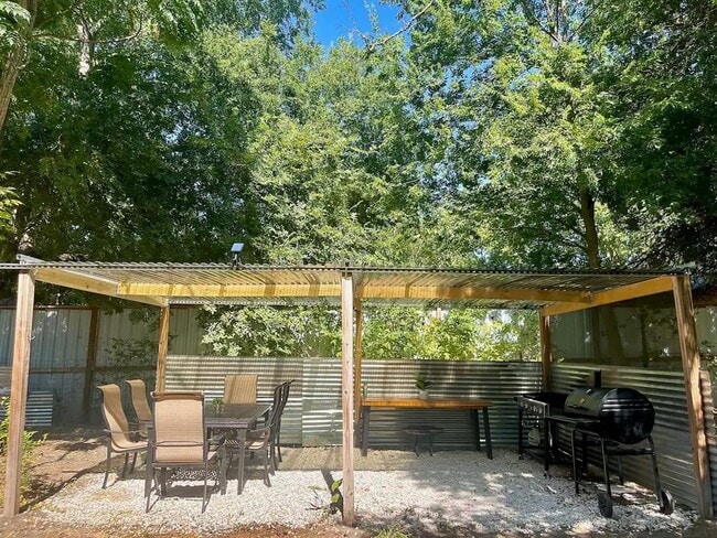 Building Photo - 1582 Valley Dr