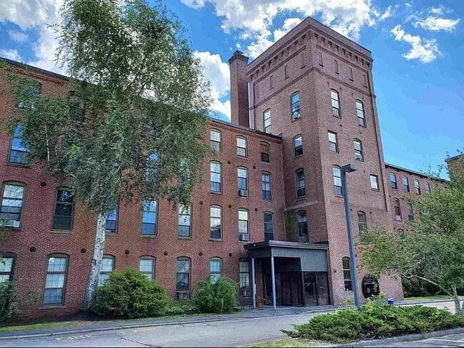 Building Photo - 1 bed 1 bath unit in a historic mill build...