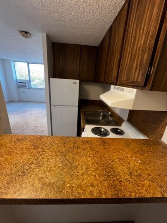 Building Photo - Pearlridge Square Large Studio with AC, Washer/Dryer, and Reserved Parking Stall