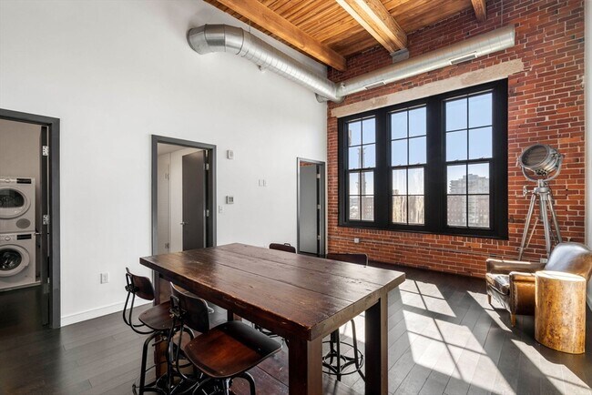 Building Photo - 319 A St