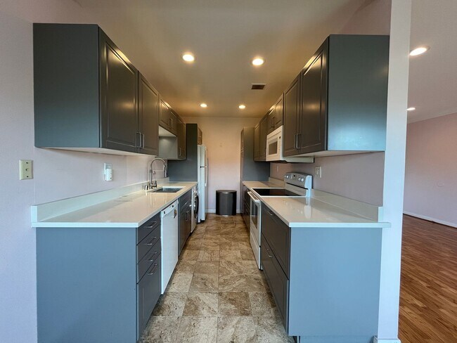 Building Photo - Encino 2+2 w/pool + spa, parking + extra storage!