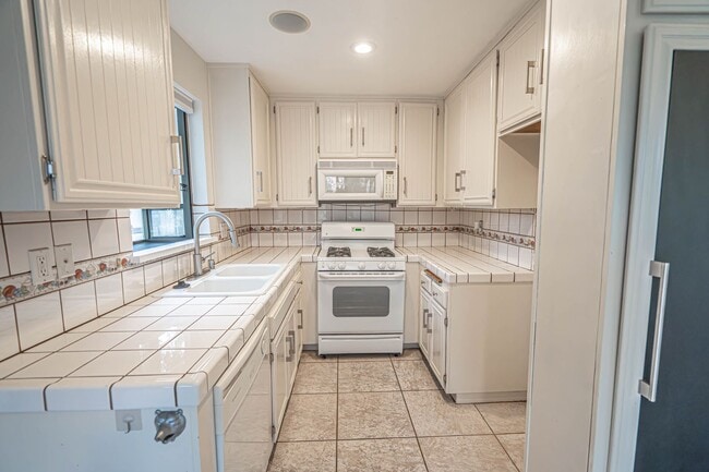 Building Photo - COMING SOON! 3 Bedroom Townhome for Rent i...