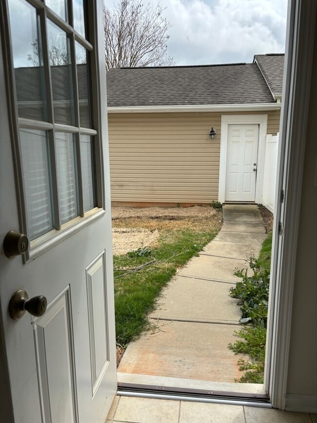 Building Photo - Renovated 3Bd, 2.5Ba End Unit Lake Norman Townhome with Fenced-in Yard and 1 Car Garage Coming Soon