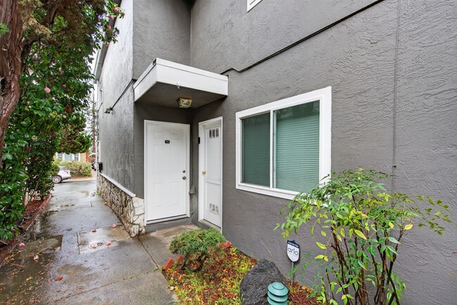 Building Photo - 3216 Delaware St