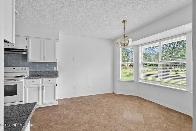 Building Photo - 8426 Country Bend Cir W