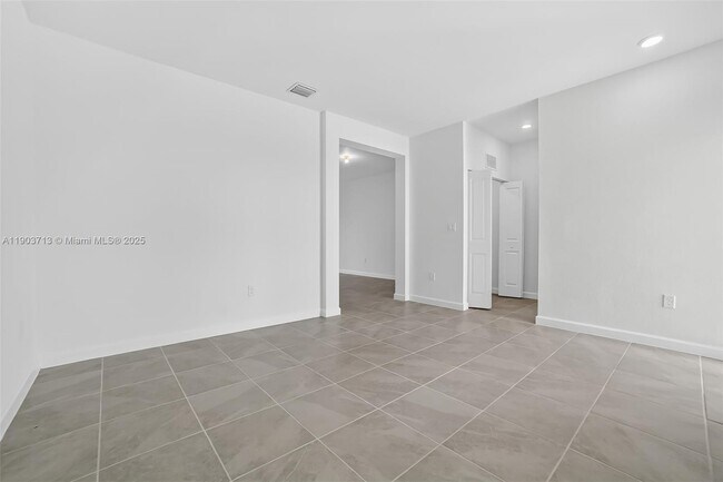 Building Photo - 2748 SE 26th Ave